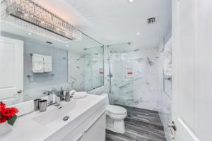Ett badrum på South Beach Suites in Ocean Drive