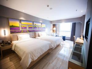 A bed or beds in a room at Lavande Hotel Urumqi High-speed Railway wanda plaza
