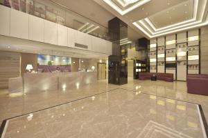 a lobby of a building with a lobbyasteryasteryasteryasteryasteryasteryasteryastery at Lavande Hotel Zhongshan Shaxi in Changzhou