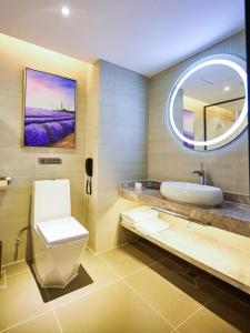 Et badeværelse på Lavande Hotel ZhanJiang HaiBin Avenue Jiangnanshijia