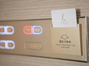 una caja de un controlador de juegos nintendo wii en Lavande Hotel ZhanJiang HaiBin Avenue Jiangnanshijia, en Zhanjiang