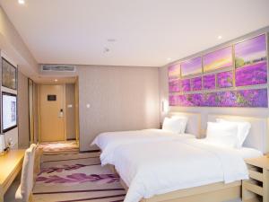 A bed or beds in a room at Lavande Hotel Dongguan Humen Square