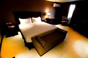 Postel nebo postele na pokoji v ubytování Mandarin Plaza Hotel