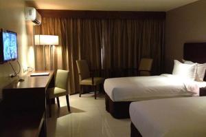 Postel nebo postele na pokoji v ubytování Mandarin Plaza Hotel