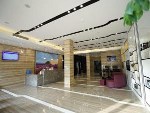 um lobby de um edifício com uma tv nele em Lavande Hotel Qingyuan Flying Lake em Qingyuan