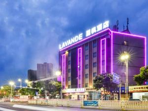um edifício com luzes roxas na lateral em Lavande Hotel Qingyuan Flying Lake em Qingyuan