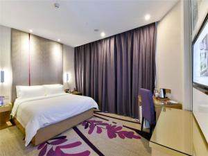 Un dormitorio con una gran cama blanca y una ventana. en Lavande Hotel Qingyuan Flying Lake, en Qingyuan 25 fotos más