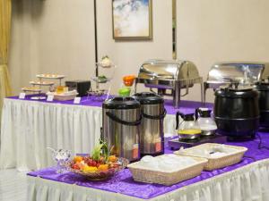 una mesa púrpura con comida, ollas y sartenes. en Lavande Hotel Longnan Changjiang River Avenue en Longnan