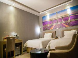 a hotel room with two beds and a desk at Lavande Hotel Longnan Changjiang River Avenue in Longnan