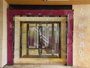 un ingresso a un edificio con porta girevole di Lavande Hotel Zhanjiang Xuwen Tianrunhui a Xuwen