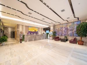Lobbyen eller receptionen på Lavande Hotel Xiangyang Train Station Peoples Square