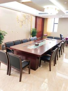 ein großer Konferenzraum mit einem großen Tisch und Stühlen in der Unterkunft Lavande Hotel HeYuan Dongyuan in Heyuan