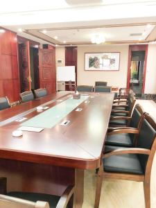 ein großer Konferenzraum mit einem großen Tisch und Stühlen in der Unterkunft Lavande Hotel HeYuan Dongyuan in Heyuan