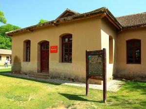 a building with a sign in front of it at Lavande Hotel Yanan Pagoda Mountain in Yan'an