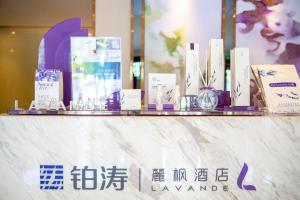 uma exibição de produtos em um balcão em uma loja em Lavande Hotel Changji Changning Road em Changji