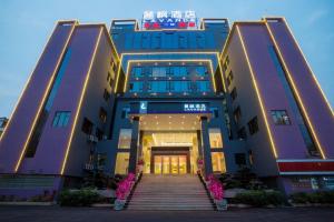 un hotel con una escalera que conduce a la parte delantera de un edificio en Lavande Hotel Yingde Yingzhou Avenue, en Yingde