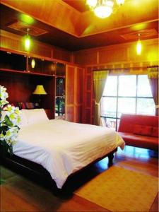 ein Schlafzimmer mit einem weißen Bett und einem Fenster in der Unterkunft JJ Bungalow in Ko Phi Phi