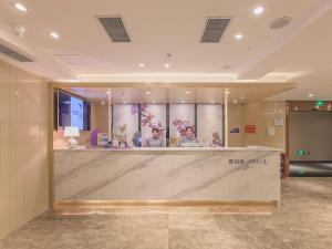 un vestíbulo con un mostrador grande en un edificio en Lavande Hotel Chongqing Jiangbei International Airport Center, en Yubei