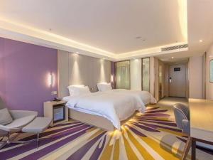 Giường trong phòng chung tại Lavande Hotel Chongqing Jiangbei International Airport Center