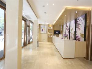 vestíbulo de un edificio con peluquería en Lavande Hotel Guilin Longsheng, en Longsheng