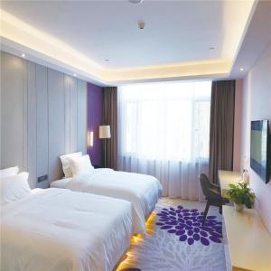a hotel room with two beds and a tv at Lavande Hotel Ordos Ejinholo street in Ordos