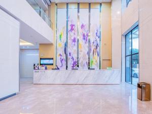 een lobby met een grote muur van bloemen bij Lavande Hotel Zhaoqing Qixingyan Scenic Spot Yihua International Square in Zhaoqing