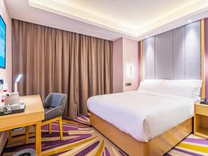 Ліжко або ліжка в номері Lavande Hotel Zhaoqing Qixingyan Scenic Spot Yihua International Square