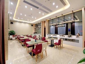 jadalnia ze stołami i czerwonymi krzesłami w obiekcie Lavande Hotel Zhongshan Tanzhou w mieście Zhongshan