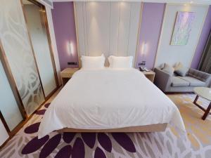 Posteľ alebo postele v izbe v ubytovaní Lavande Hotel Xingyi Jushan Avenue