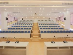 東莞市にあるLavande Hotel Dongguan Liaobu Centerの青い椅子・テーブルが置かれた空講堂