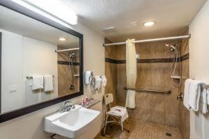 Kylpyhuone majoituspaikassa Glenridge Inn Glendale - Pasadena