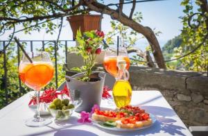 un tavolo con un piatto di cibo e due bicchieri di vino di O'Lattariello ad Amalfi