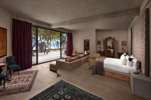 - une chambre avec un grand lit et un salon dans l'établissement Casa Malca, à Tulum