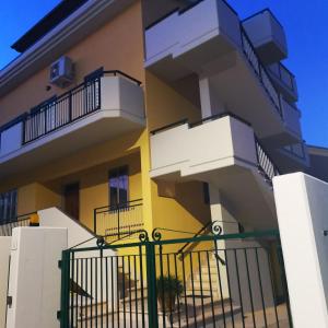 un edificio con balconi sui lati di Villa Del Mare a Campomarino