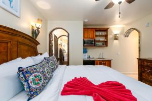 Un dormitorio con una cama con una bufanda roja. en Caribe Tesoro, en West Bay