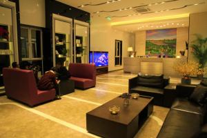 uma grande sala de estar com sofás e uma televisão em Lavande Hotel Tianshui Gangu Jicheng Square em Tianshui