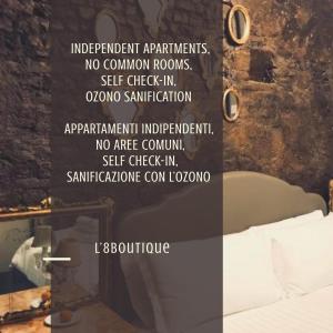 ボローニャにあるL'8 Boutique Design Apartmentsのベッドとバスタブ付きの客室に備わる
