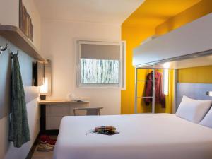 A bed or beds in a room at ibis budget Amsterdam Airport