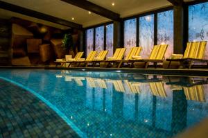 Bazén v ubytování Hotel Ub Business & Wellness nebo v jeho okolí