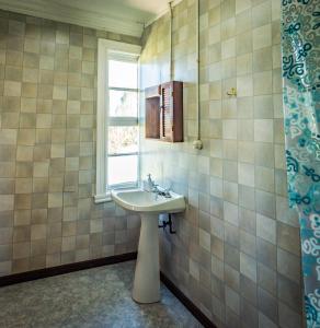baño con lavabo y ventana en Casona Alemana, en Puerto Montt