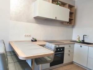 cocina pequeña con mesa y fogones en Apartment Sweethome 1 FREE PARKING, en Uzhhorod