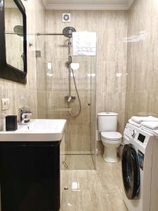 e bagno con doccia, servizi igienici e lavandino. di Apartment Sweethome 2 FREE PARKING a Užhorod