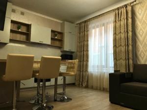 una cucina e un soggiorno con tavolo e sedie di Apartment Sweethome 2 FREE PARKING a Užhorod