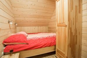Katil atau katil-katil dalam bilik di Domki Na Ogrodach