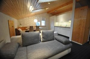 Lichtensteig目的地汽车旅馆的带沙发的客厅和餐厅