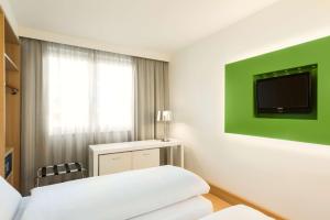 TV a/nebo společenská místnost v ubytování NH Berlin Potsdamer Platz