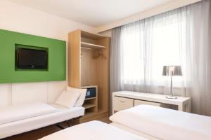 Postel nebo postele na pokoji v ubytování NH Berlin Potsdamer Platz