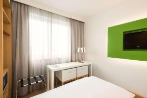 Postel nebo postele na pokoji v ubytování NH Berlin Potsdamer Platz