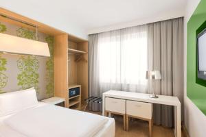 Postel nebo postele na pokoji v ubytování NH Berlin Potsdamer Platz