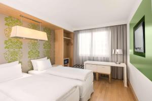 Postel nebo postele na pokoji v ubytování NH Berlin Potsdamer Platz